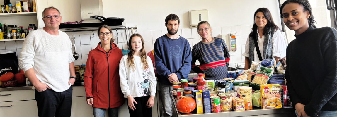 Kinder sammeln Lebensmittel für Wohnungslosenspeisung